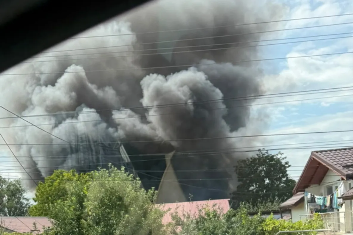 Incendiu puternic în județul Dâmbovița. O anexă gospodărească de 150 de metri pătrați a luat foc