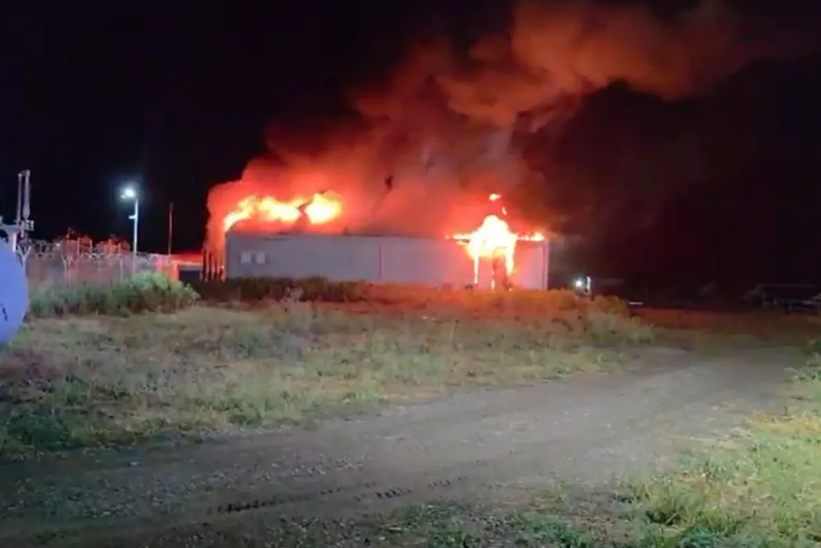 Incendiu puternic la o hală cu baterii de stocare a energiei din Buzău. Pompierii intervin de la o distanță de 200 de metri-VIDEO