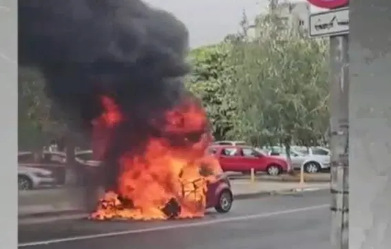 Mașină, în flăcări în fața Spitalului de Urgență din Baia Mare: intervin pompierii