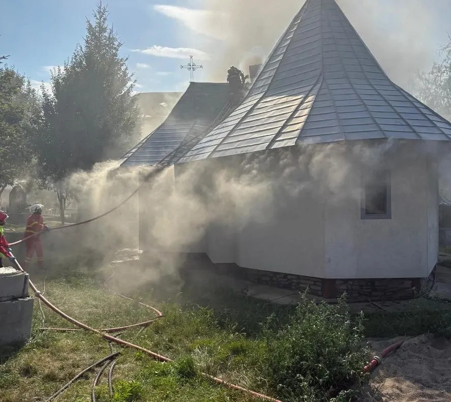 Incendiu la o mănăstire din Suceava. Flăcările au cuprins Paraclisul, iar pompierii se luptă să împiedice extinderea focului