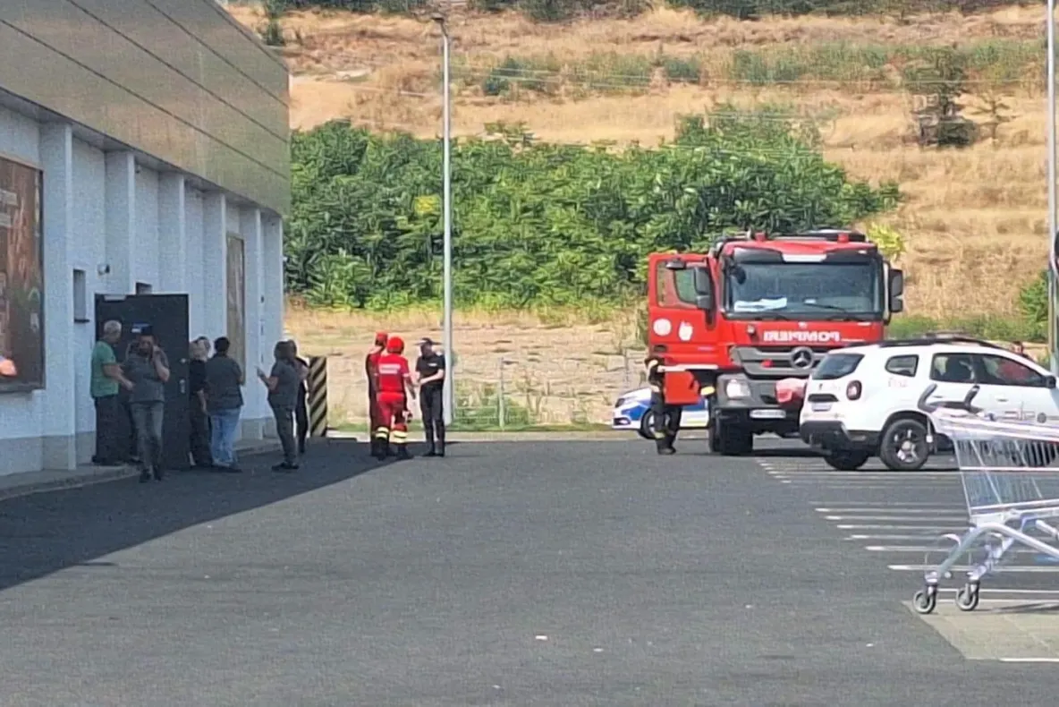 Incendiu la un magazin Lidl din Drobeta-Turnu Severin. Clienții au fost evacuați de urgență