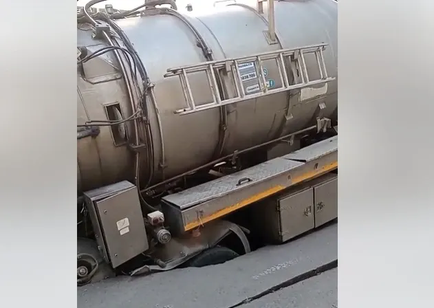 Autospecială căzută într-o groapă apărută în asfalt, la Buzău. Reacția Companiei de Apă VIDEO