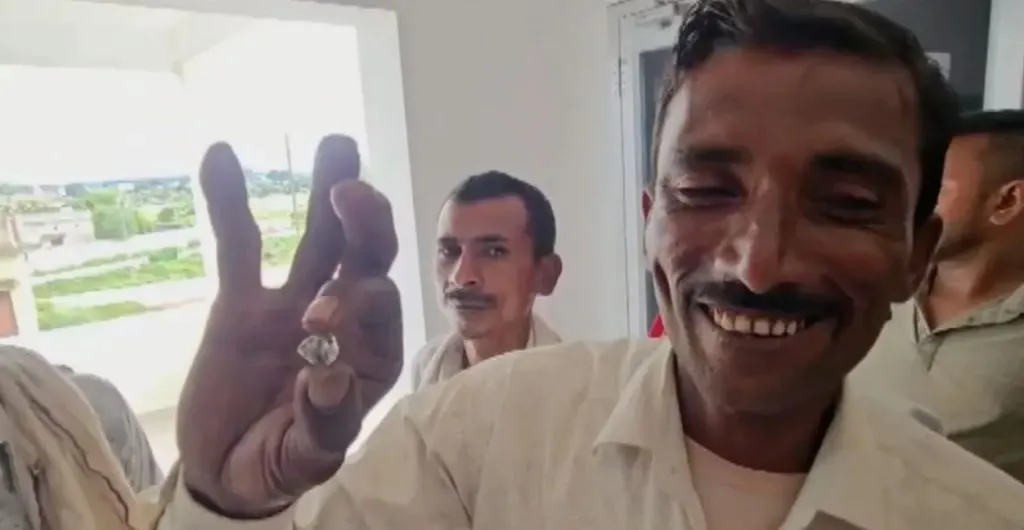 Au găsit un diamant uriaș după ploile torențiale. Șapte muncitori săraci din India speră că piatra le va schimba definitiv viața