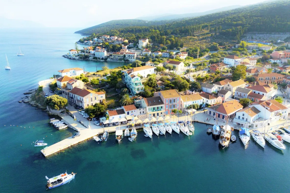 Insula din Grecia care i-a cucerit pe turiști. A fost desemnată cea mai frumoasă destinație de vacanță din 2026