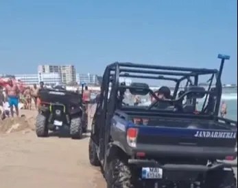 Jandarmii au intervenit pe plajele din Eforie după ce turiștii au ignorat steagul roșu și au intrat în valuri de doi metri - VIDEO