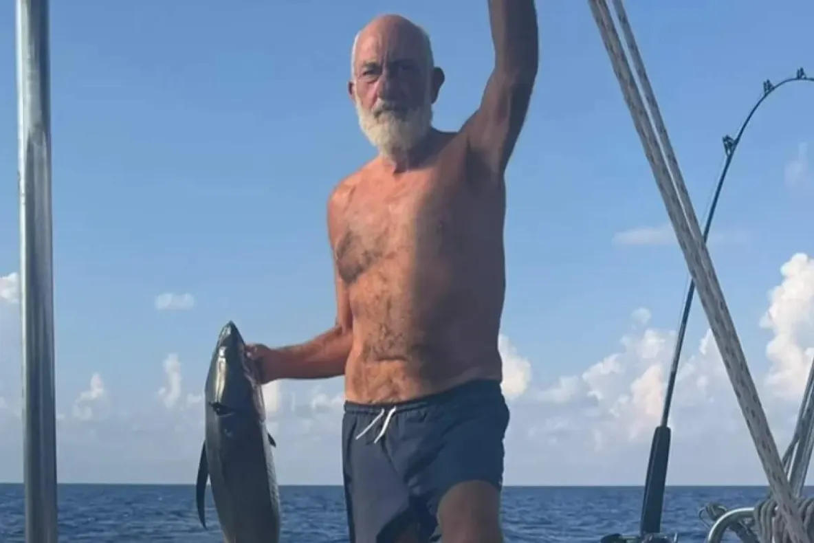 Om de afaceri dispărut în Grecia după ce a căzut în mare. Soția lui a rămas trei zile singură pe velier, fără semnal