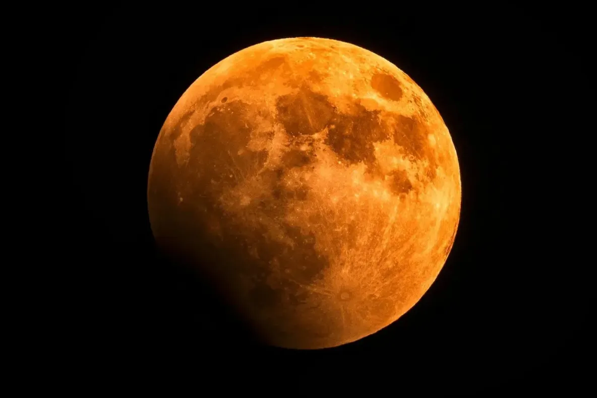 Luna Sângerie, spectacol pe cer în 28 august 2026. La ce oră începe eclipsa și cum o putem vedea