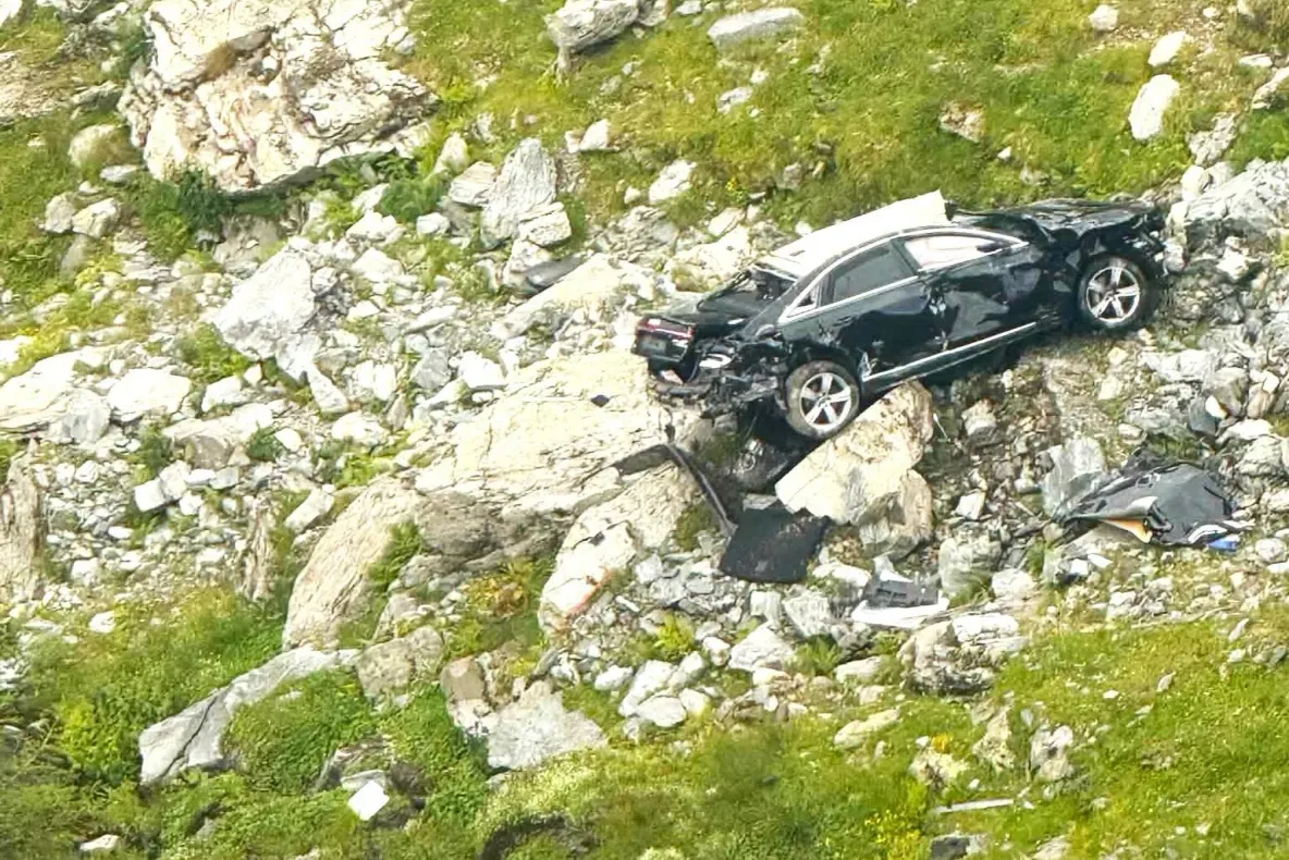 A doua mașină răsturnată pe Transfăgărășan în ultimele luni. Șoferul ar fi uitat să tragă frâna de mână