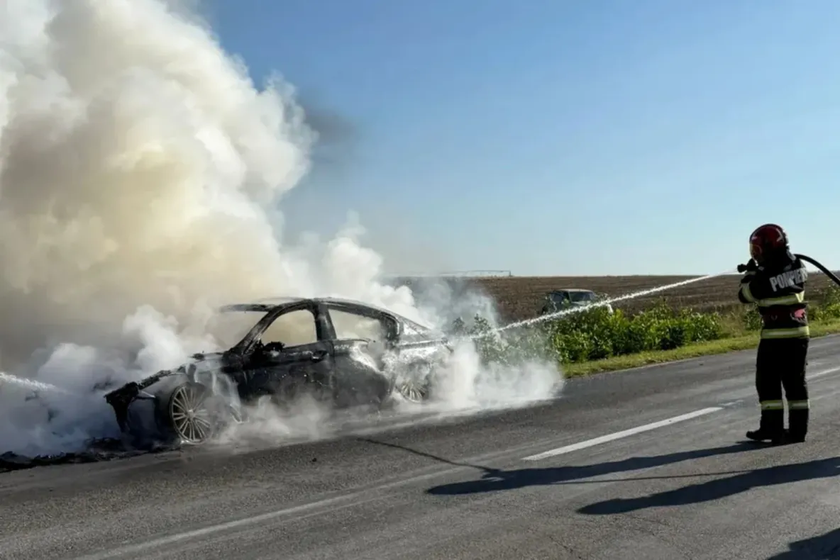 Trafic blocat pe DN 1A, în județul Brașov, după ce o mașină a luat foc. O persoană a fost găsită carbonizată