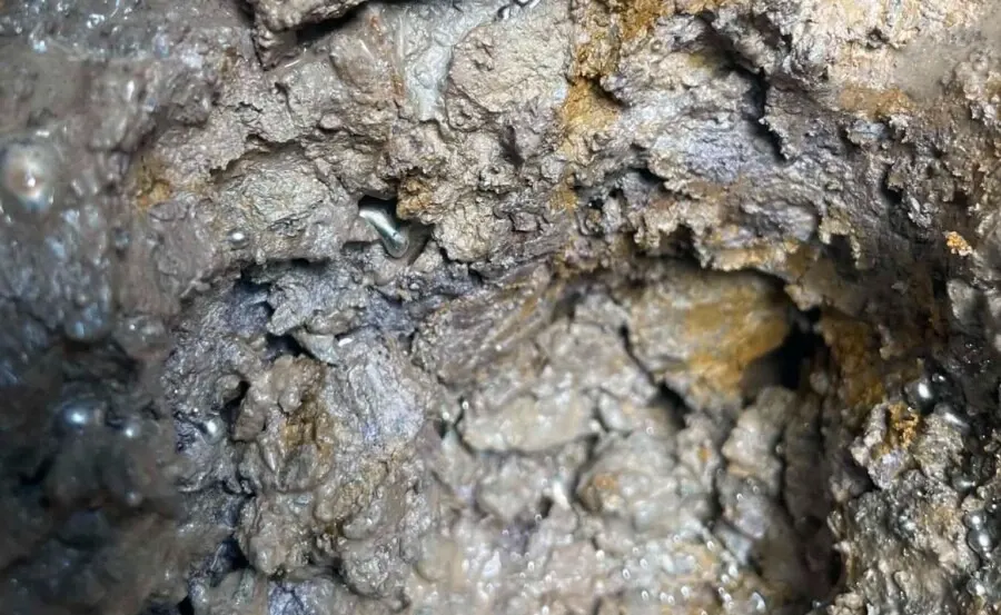 Descoperire surprinzătoare într-o fântână din Apuseni. Un localnic a scos din pământ peste 100 de grame de posibil mercur