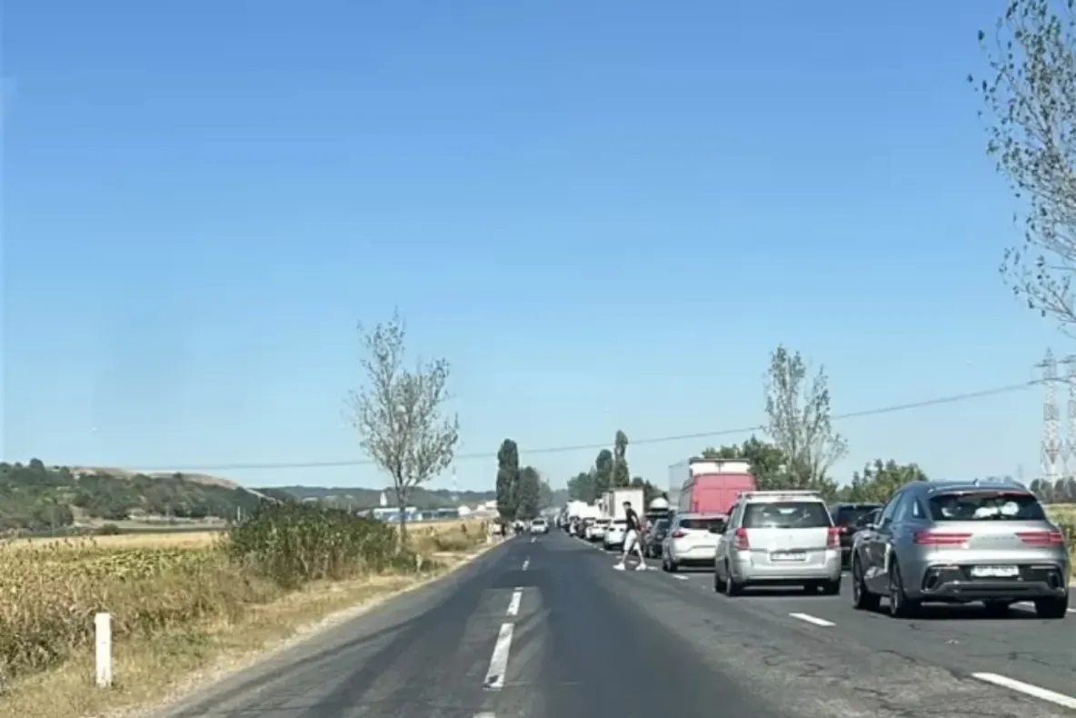 Trafic blocat pe DN 2, în județul Bacău. Un microbuz în care se aflau opt persoane a luat foc în mers