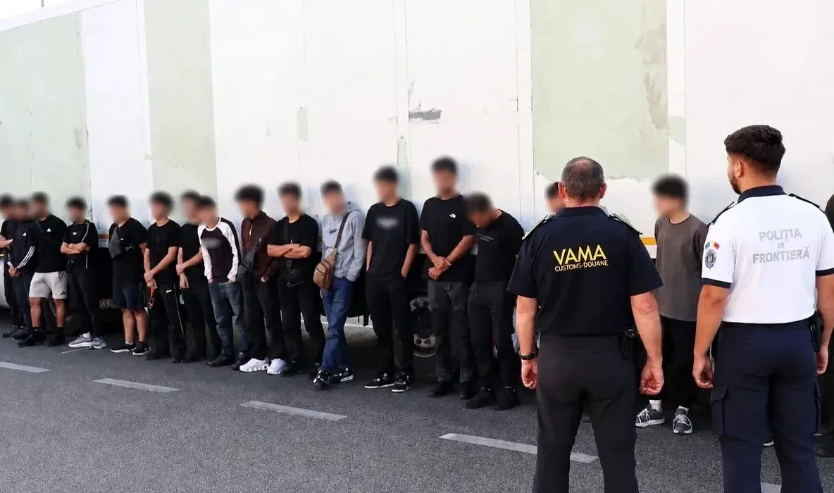 Migranți ascunși într-un TIR ucrainean, descoperiți la Calafat. 18 cetățeni din Siria și Irak, predați autorităților din Bulgaria