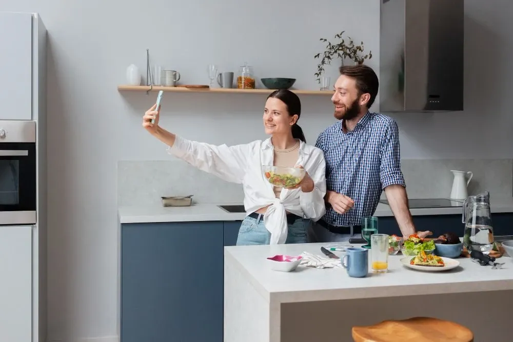 Ce mobilier merită ales la comandă și ce poți cumpăra standard