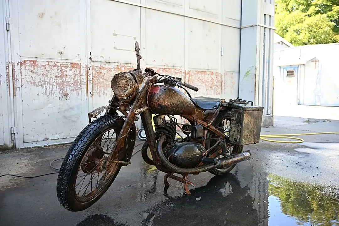O motocicletă din al doilea război mondial a fost scoasă din Dunăre în stare impecabilă