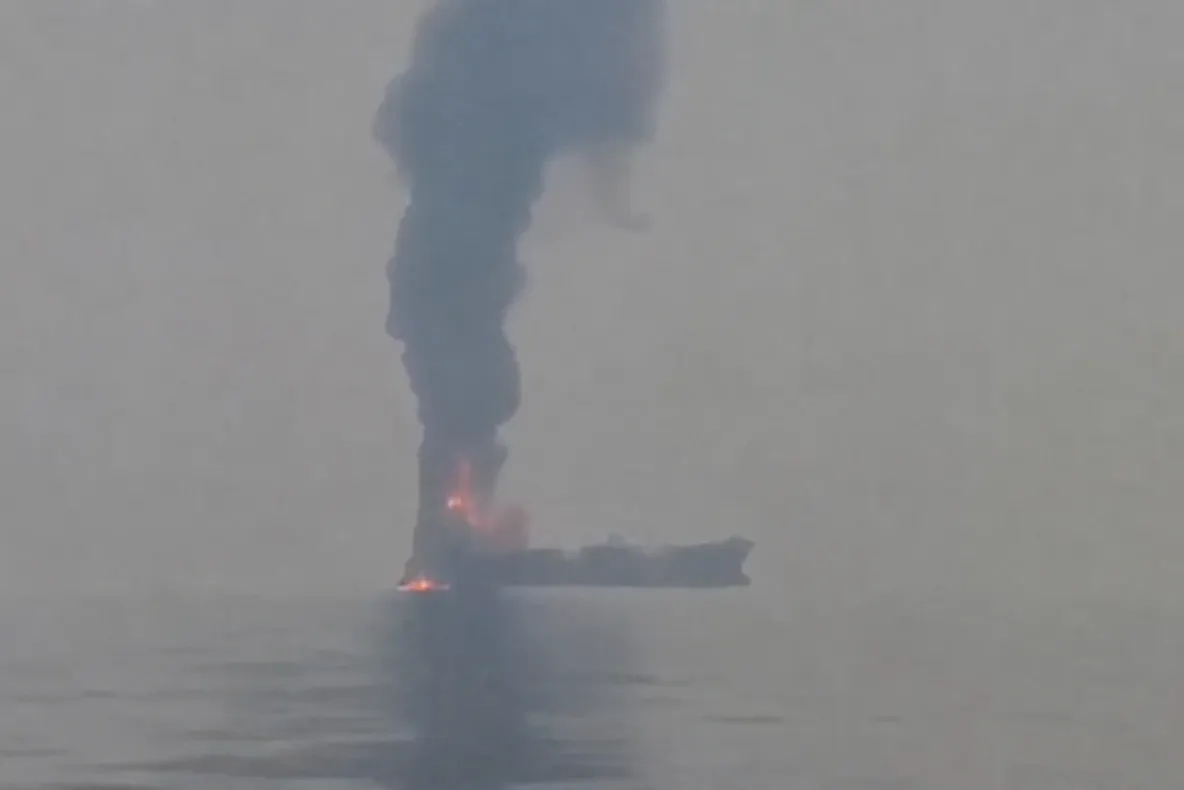 Cargou indian, scufundat în Marea Roșie după un atac. Cei 13 marinari au fost salvați VIDEO