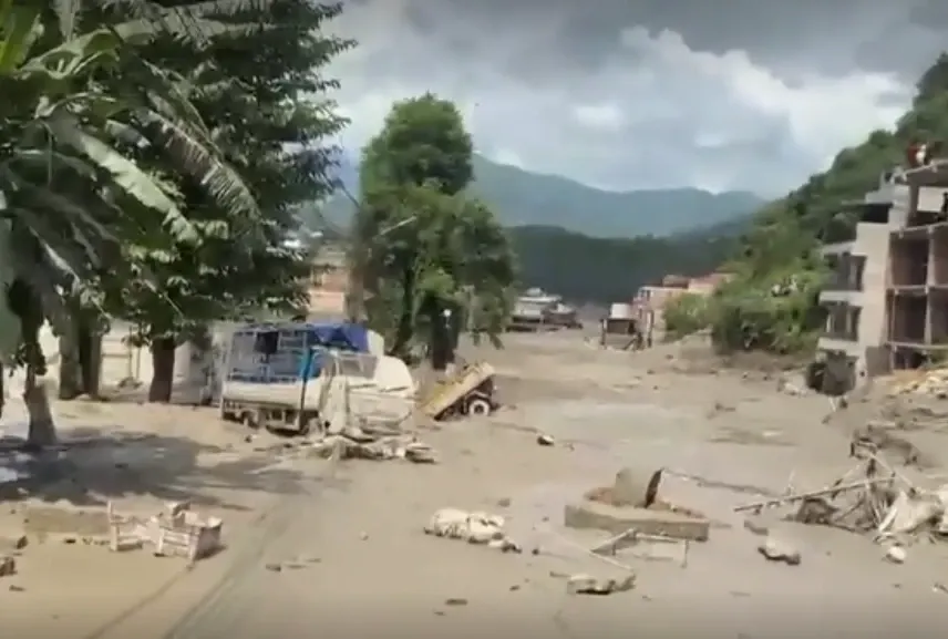 Viitură devastatoare în Nepal, la granița cu Tibetul. Cel puțin 19 oameni au murit, iar sute de turiști sunt dați dispăruți