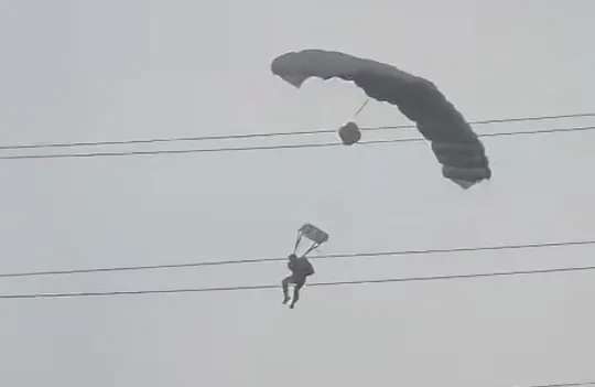 Doi parașutiști militari au ajuns la spital după ce vântul i-a deviat în timpul unui exercițiu VIDEO