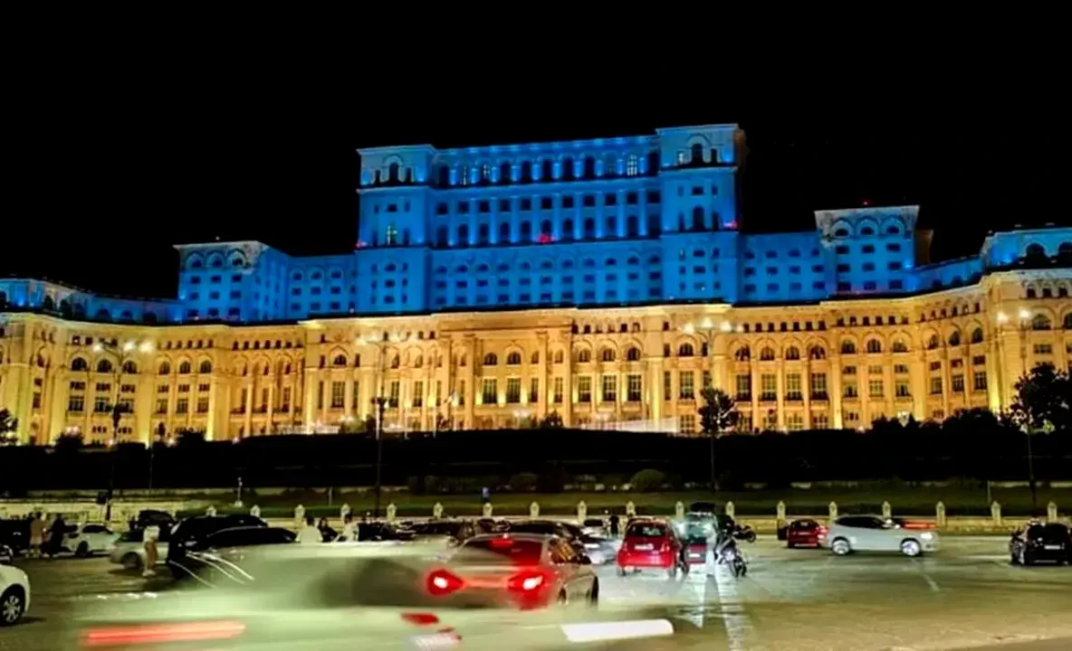Parlamentul nu mai stinge lumina. E iluminat în drapelul Ucrainei