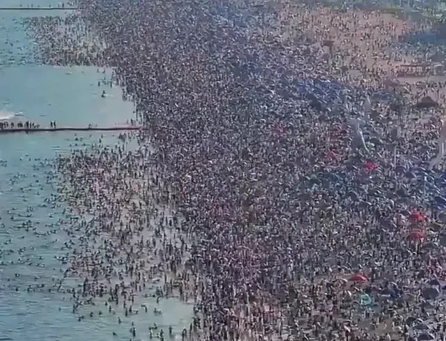 Cea mai aglomerată plajă din lume. 200.000 de oameni se înghesuie pe doar 1,8 kilometri, iar nisipul de abia se mai poate vedea