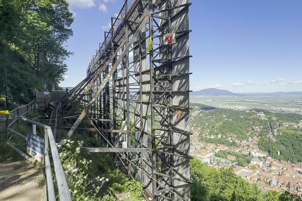Platforma Belvedere de pe Tâmpa intră în reabilitare. Punctul de observaţie a fost închis pentru turiști din motive de sigurnață 