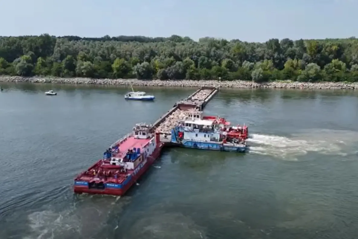 A început scufundarea controlată a primei barje în Dunăre. Apele Române: Operațiunea durează 3-4 ore-VIDEO