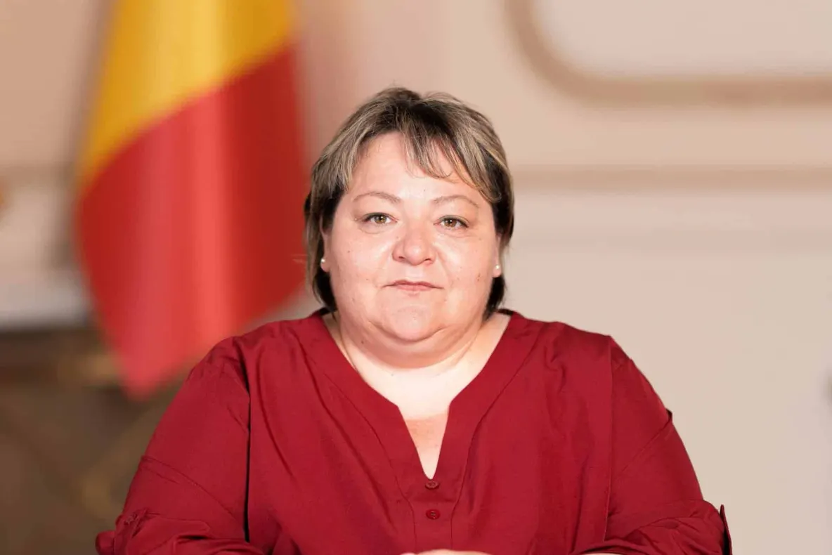 Ramona Lovin (deputat AUR): „Guvernul Bolojan propune suspendarea burselor sociale ale elevilor în perioadele de vacanță. Cer aplicarea aceleiași măsuri și în cazul indemnizațiilor parlamentarilor”