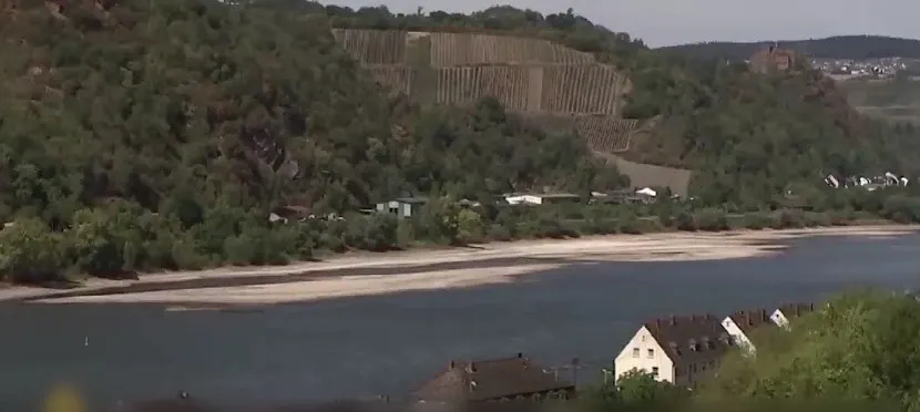 Rinul a scăzut la un nivel record. Mărfuri blocate pe nave