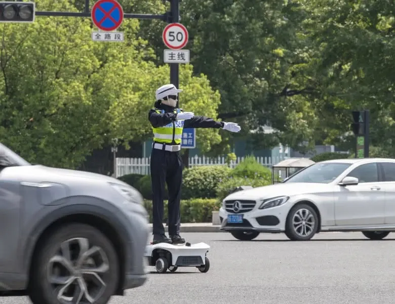 Ce știe să facă „polițistul rutier” robotizat. Are 1,88 metri și poate avertiza șoferii și pietonii