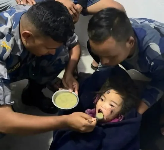 Salvare miraculoasă în Nepal. O fetiță de 6 ani a fost scoasă vie din noroi după trei zile și trei nopți – VIDEO