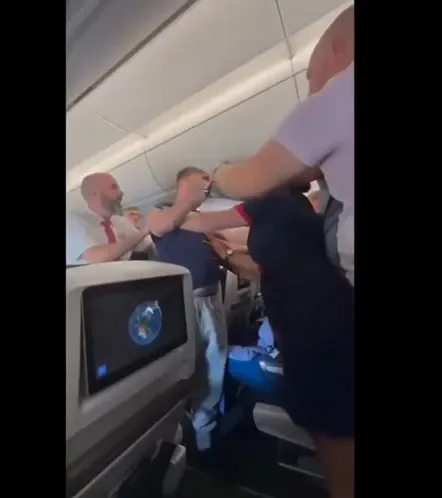 Scandal uriaș la bordul unui avion British Airways. Un pasager turbulent a fost încătușat de polițiști: imagini halucinante VIDEO