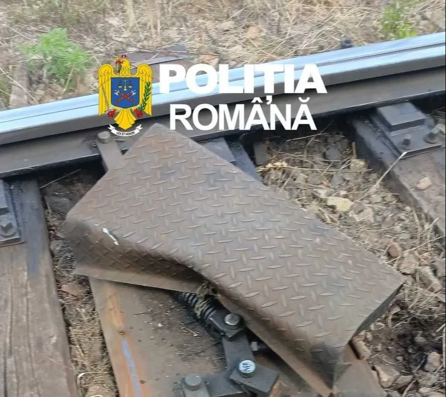 Trei minori au pus o placă de beton pe calea ferată la Petroșani. Obiectele au fost lovite de un tren
