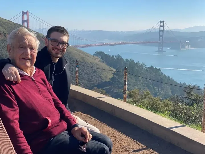 George Soros a împlinit 96 de ani, iar fiul său a publicat o fotografie rară cu miliardarul. Mesajul lui Alex a stârnit imediat reacții