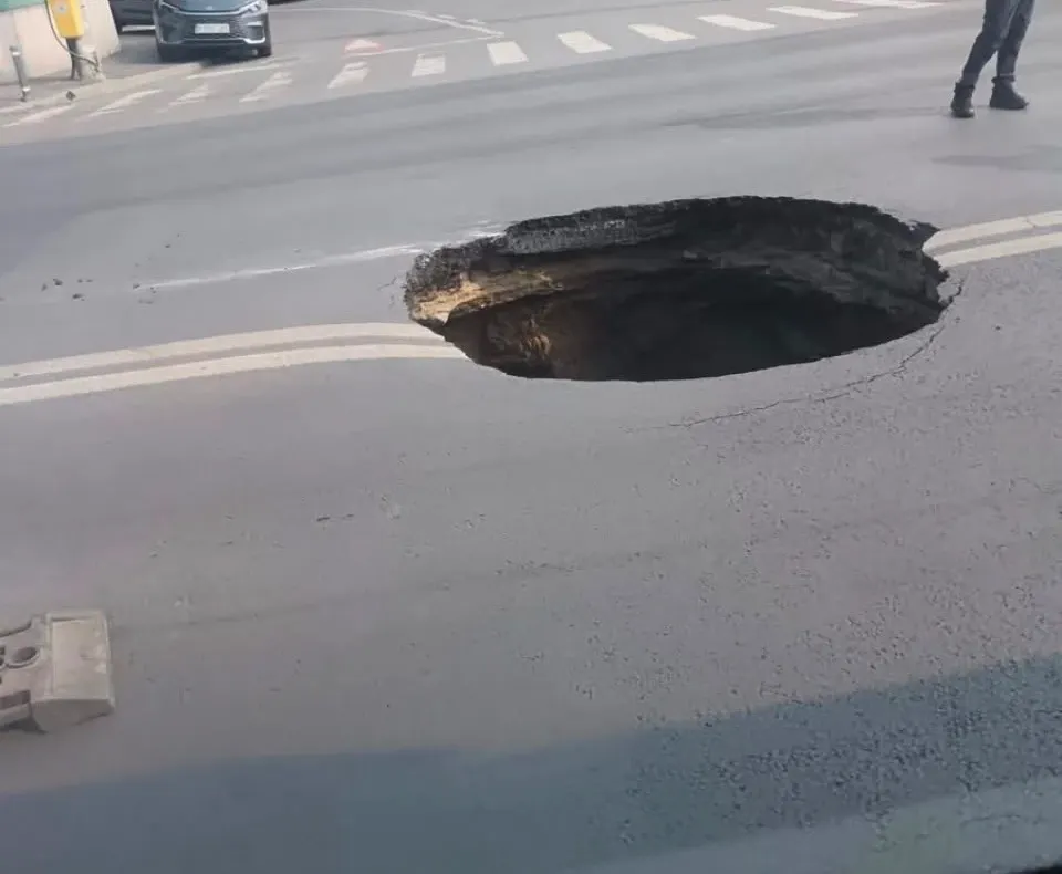 Carmen Șerban a intrat cu mașina în craterul apărut pe Bulevardul Eroilor din București