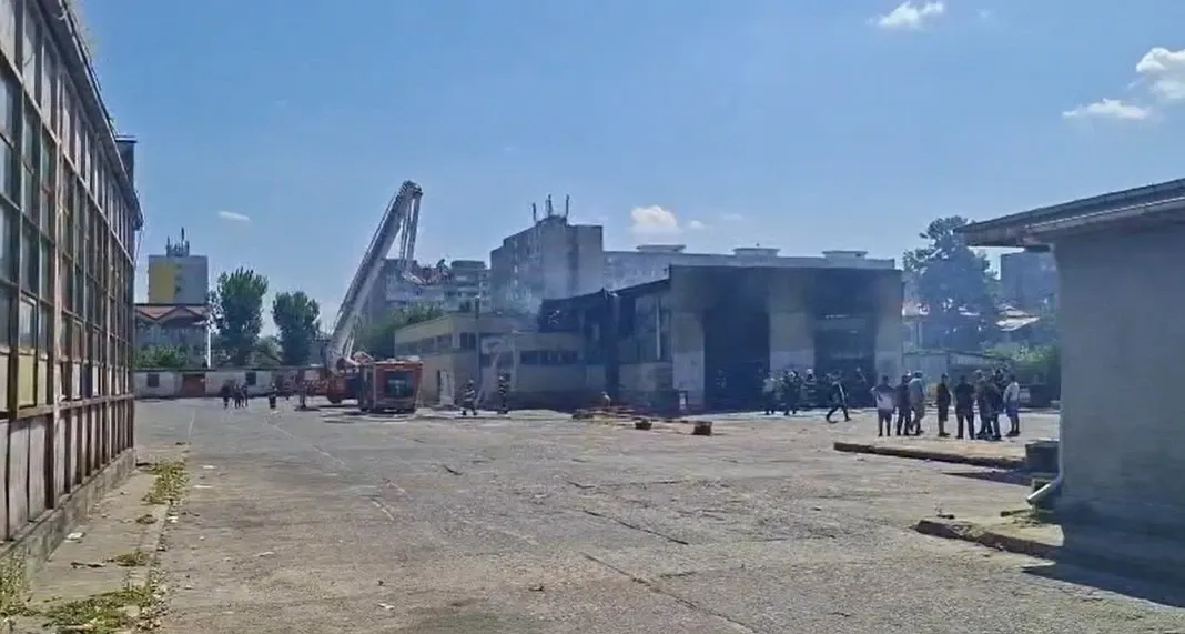 Incendiu puternic la Autobaza STB Ferentari: O hală a fost cuprinsă de flăcări VIDEO