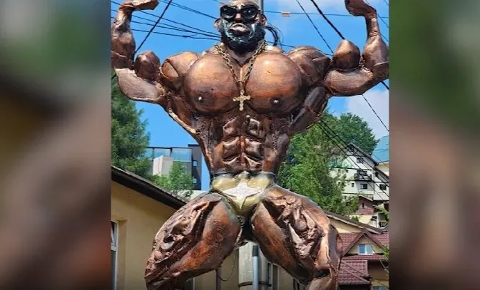 Statuia Culturistului din Bușteni stârnește controverse. Ce se ascunde în spatele ei