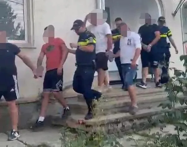 Cinci tineri, reținuți după ce ar fi intrat cu forța în curtea unui localnic: l-au bătut și i-au distrus casa