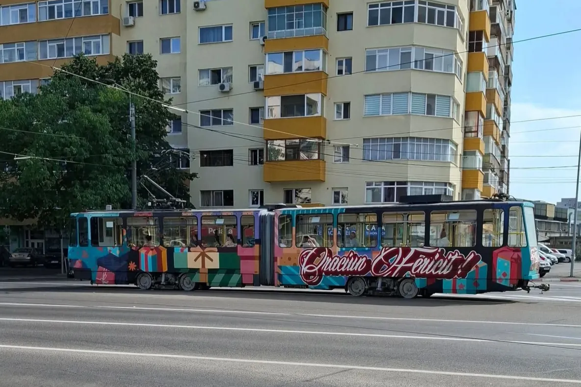 Imagini inedite: tramvai decorat de Crăciun în plină vară