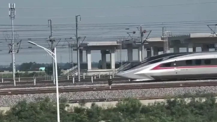 800 km/h în doar 5,3 secunde! China a testat trenul viitorului, care pare desprins din filme VIDEO