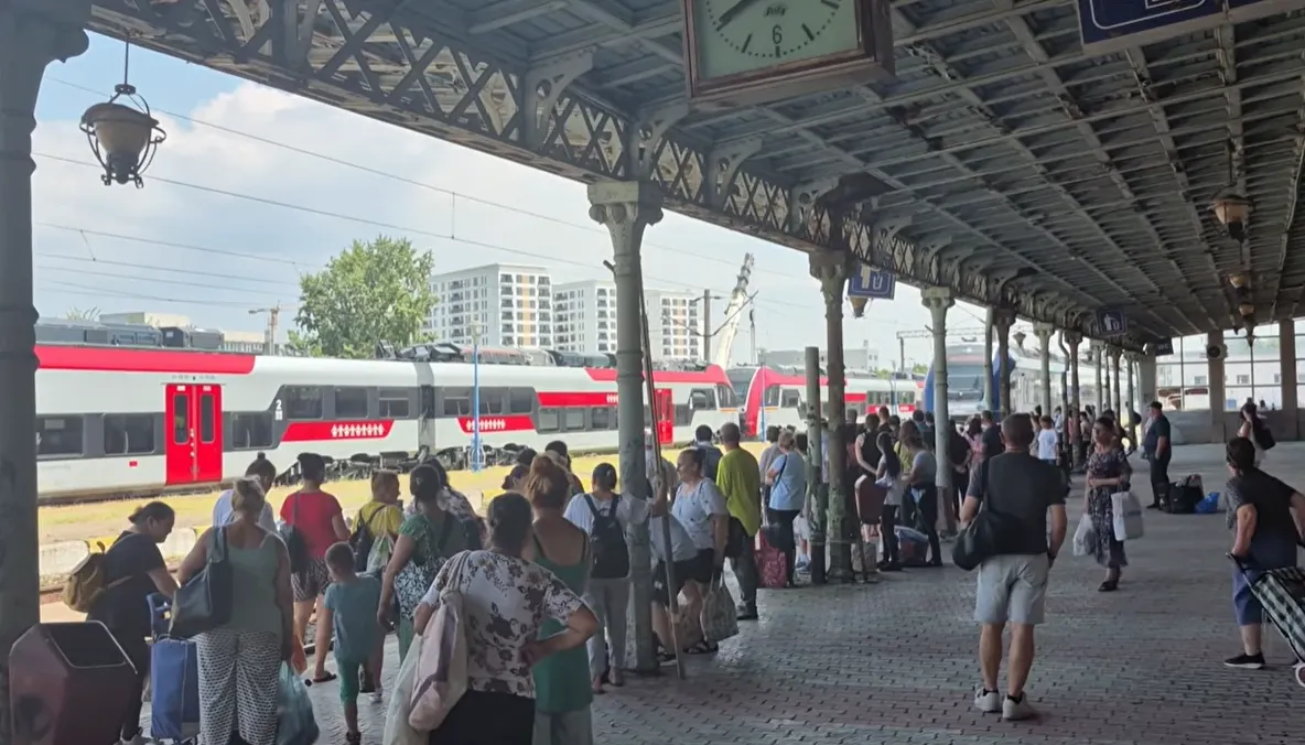 Critici la adresa noului tren CFR inaugurat. Aerul condiționat s-a defectat, iar pasagerii au stat în căldură insuportabilă - VIDEO