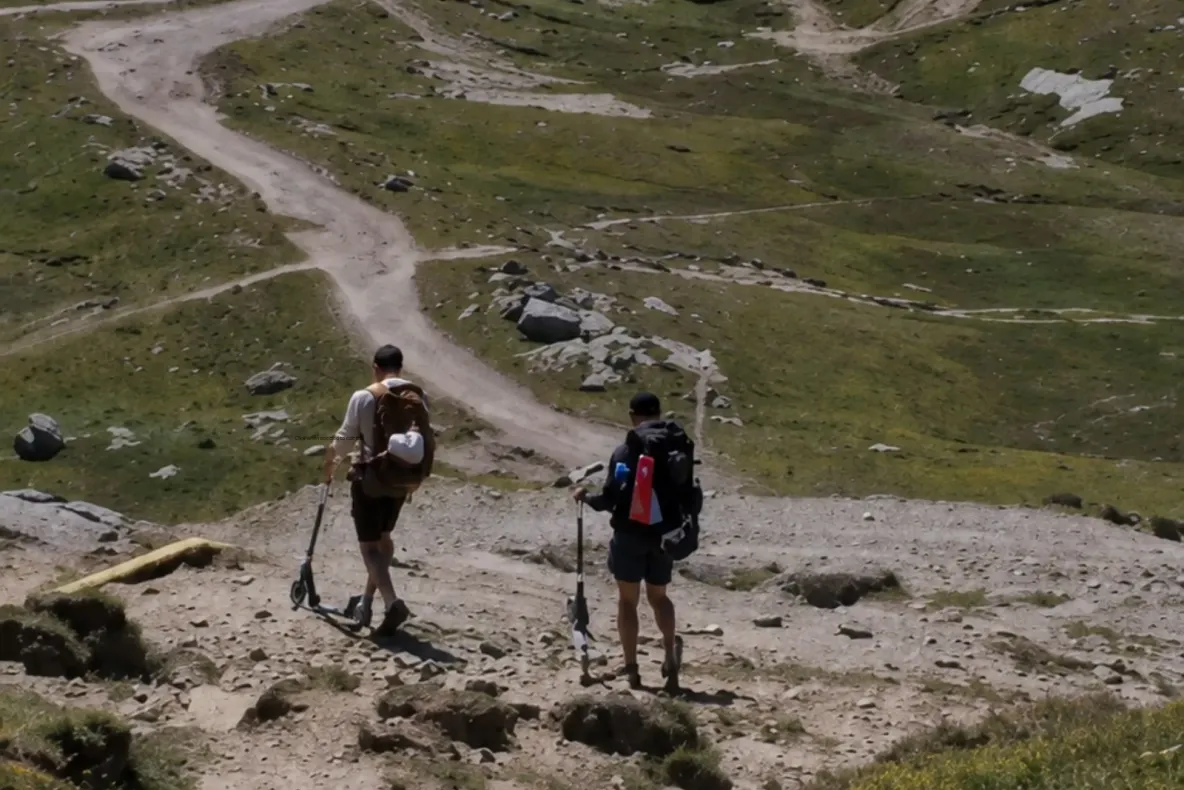 Inconștiență fără margini. Turiști surprinși pe Platoul Bucegi cu două trotinete -VIDEO