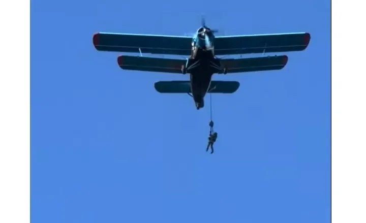 Incident grav la un exercițiu militar în România: Parașutist rămas suspendat de avion după un salt ratat VIDEO