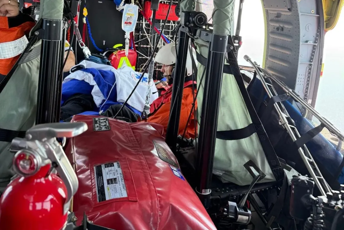 Un rănit pe platforma maritimă este adus cu elicopterul Black Hawk la spital