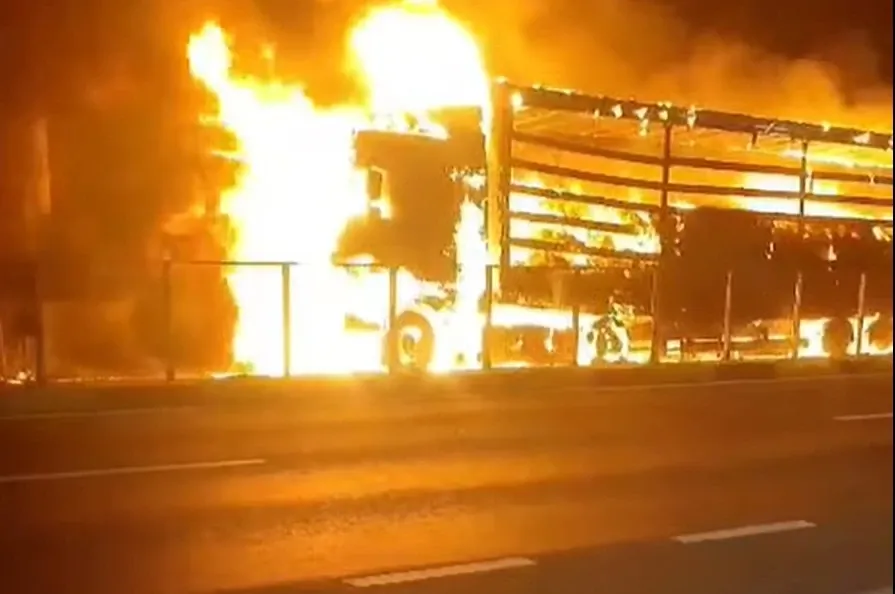Un TIR încărcat cu bomboane a luat foc în județul Giurgiu VIDEO