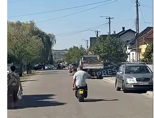 Un viceprimar bombă. A fost prins cu proiectilul sub braț, pe scuter, prin centrul comunei | VIDEO