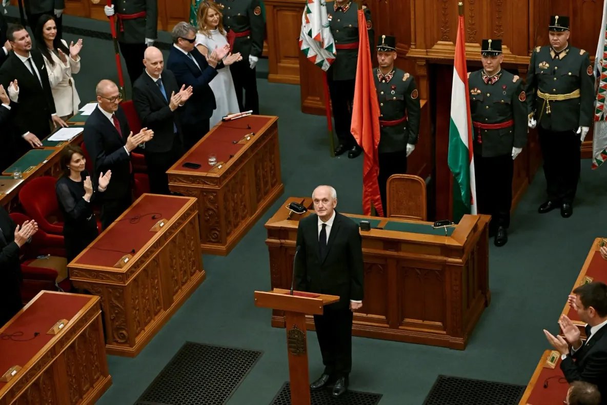 Este oficial, Ungaria are acum un nou președinte. Criticul lui Viktor Orban și-a preluat funcția în aplauzele parlamentului