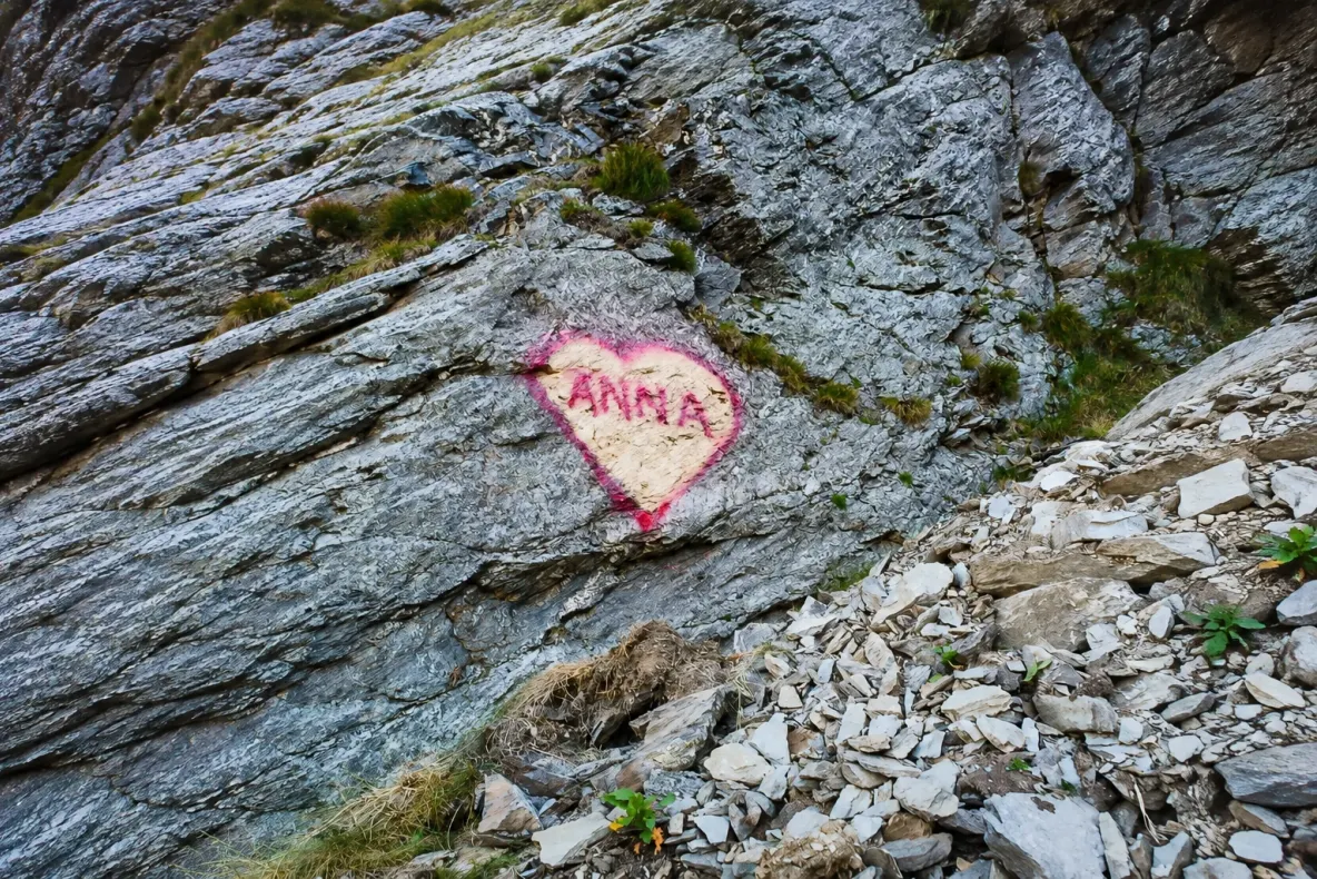 Cine este bărbatul care a vandalizat stânca de pe Transfăgărășan cu mesajul „ANNA”. Riscă mii de lei amendă