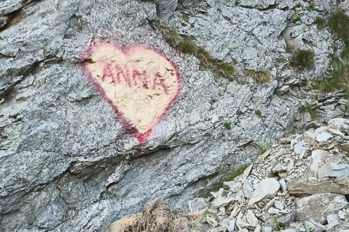 Cine este bărbatul care a vandalizat stânca de pe Transfăgărășan cu mesajul „ANNA”. Riscă mii de lei amendă