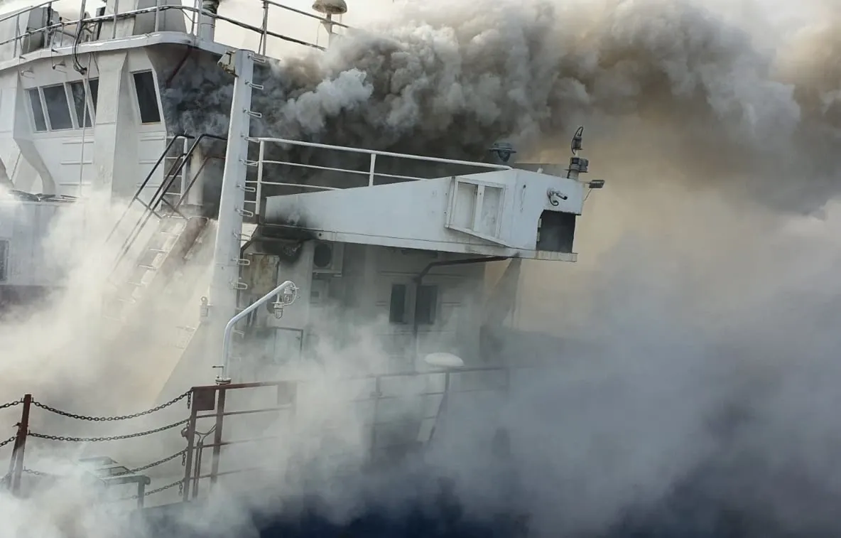 Incendiu puternic la o navă în Portul Midia. Pompierii intervin cu efective sporite