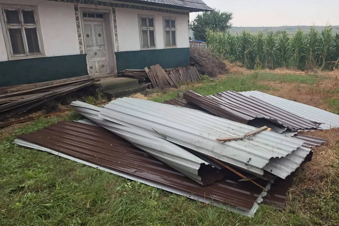 Furtună violentă în Suceava. Zeci de copaci doborâți și acoperișuri smulse de vântul puternicVIDEO