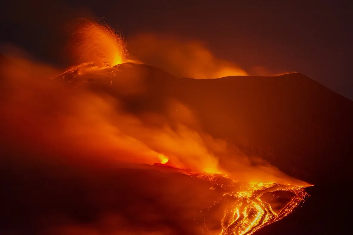 Aeroportul din Catania, închis pentru aterizări după o nouă erupție a vulcanului Etna. Alertă roșie pentru aviație